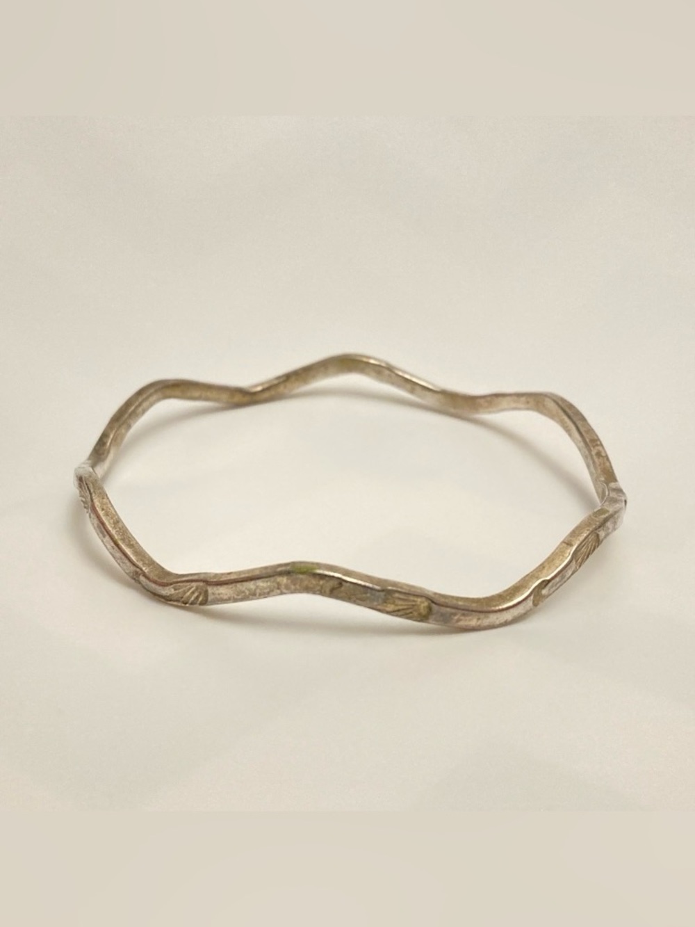Vintage silver tone carved design wavy bangle bracelet, good for stacking